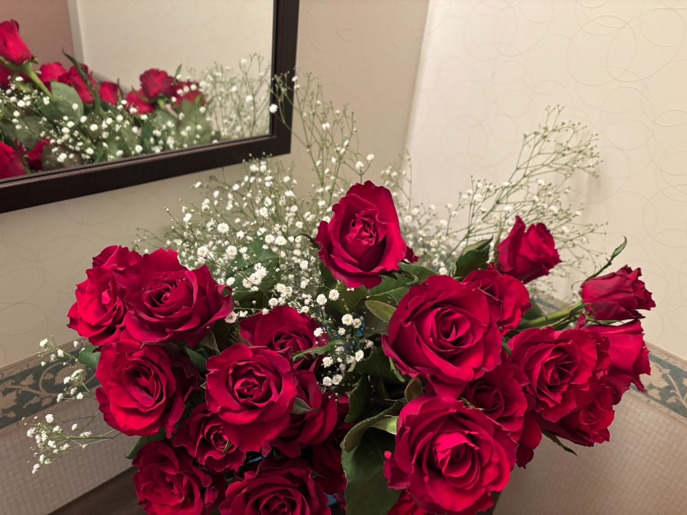 店員に洋服を選んでもらう女性の写真